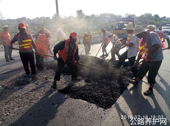 陕西：眉县公路段积极开展雨后路面病害修复工作